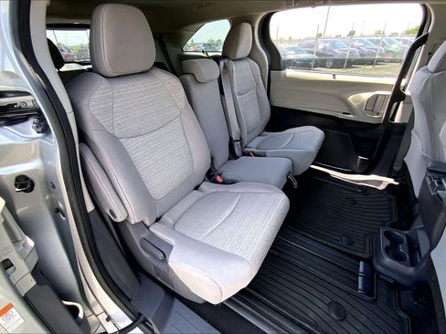 Used 2021 Toyota Sienna LE FWD image 19