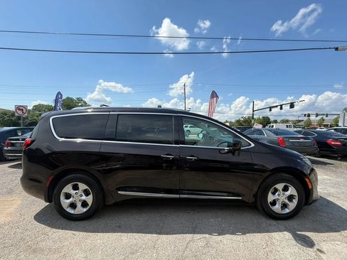 Used 2017 Chrysler Pacifica Touring-L Plus FWD image 5