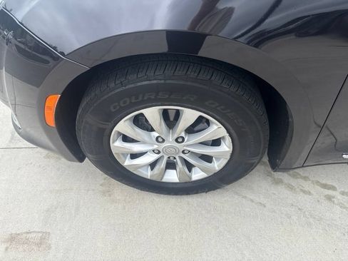 Used 2019 Chrysler Pacifica Touring-L w/ Premium Audio Group FWD image 8