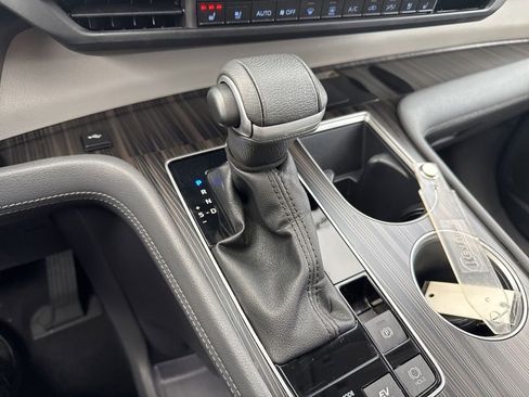 Used 2024 Toyota Sienna Limited image 34