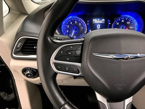 Used 2018 Chrysler Pacifica Touring-L FWD image 11