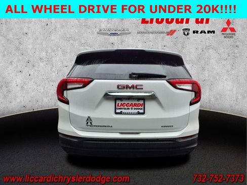 Used 2022 GMC Terrain SLE image 3