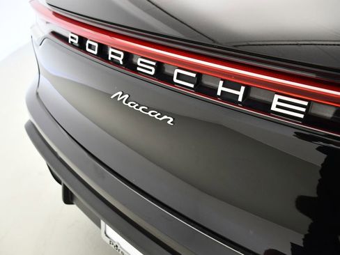 Certified 2023 Porsche Macan AWD/4WD image 11
