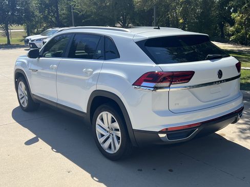 Used 2022 Volkswagen Atlas Cross Sport SE w/ Panoramic Sunroof Package image 8