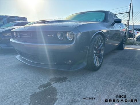Used 2016 Dodge Challenger SRT image 2