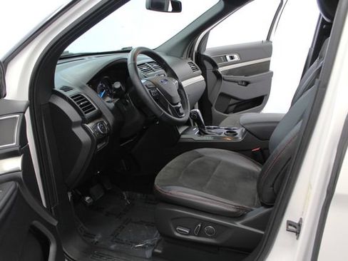 Used 2018 Ford Explorer XLT w/ Equipment Group 202A FWD image 12