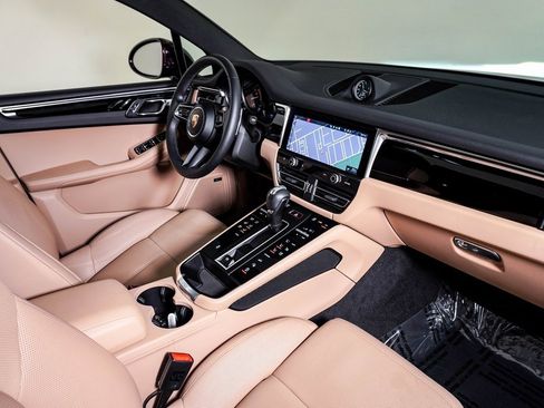 Certified 2025 Porsche Macan image 14