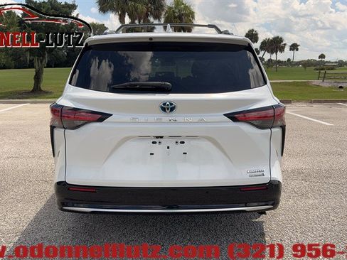 Used 2022 Toyota Sienna Limited FWD image 5