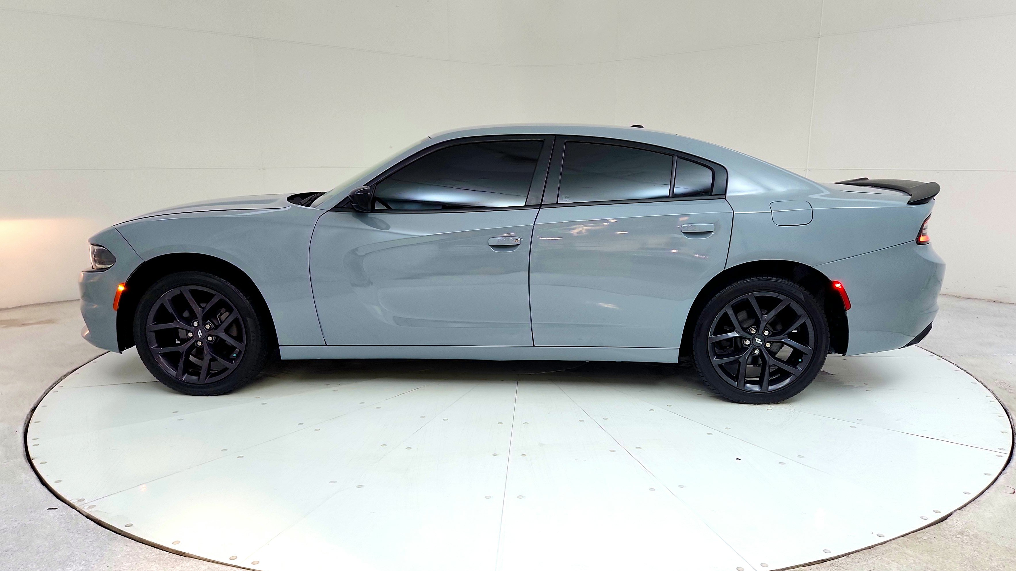 Used 2020 Dodge Charger SXT w/ Blacktop Package RWD image 4