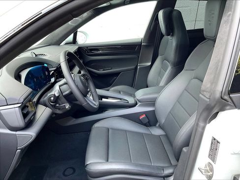 Used 2025 Porsche Macan Turbo Electric AWD/4WD image 5