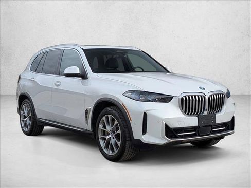 Used 2025 BMW X5 xDrive50e AWD/4WD image 3