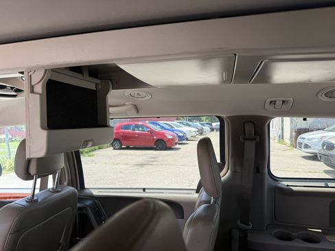 Used 2014 Chrysler Town & Country Touring-L w/ Driver Convenience Group FWD image 15