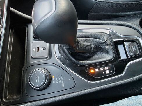 Used 2019 Jeep Cherokee Limited image 17