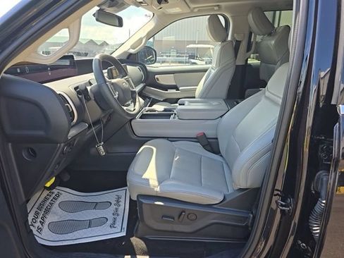 Used 2025 Ford Expedition Active AWD/4WD image 9