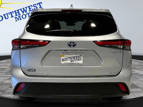 Used 2022 Toyota Highlander XLE AWD/4WD image 5
