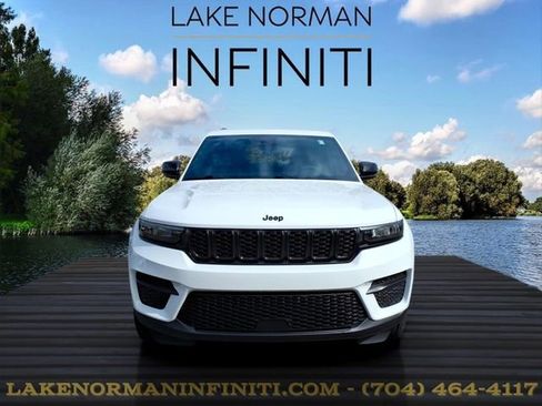 Used 2023 Jeep Grand Cherokee Altitude AWD/4WD image 3