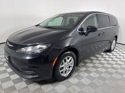 Used 2022 Chrysler Voyager LX image 10
