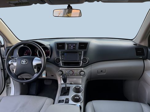 Used 2013 Toyota Highlander Plus FWD image 7