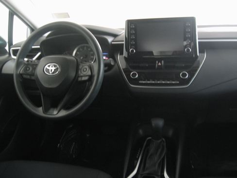 Used 2020 Toyota Corolla LE image 2