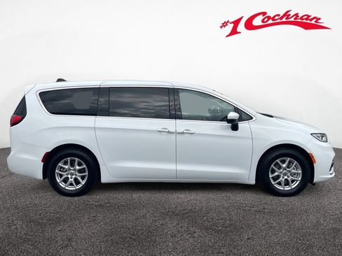 Used 2023 Chrysler Pacifica Touring-L FWD image 30