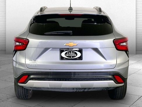 Used 2025 Chevrolet Trax LT w/ LT Convenience Package FWD image 3
