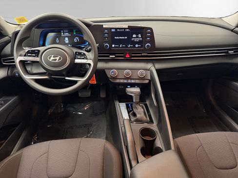 Used 2025 Hyundai Elantra SE FWD image 10