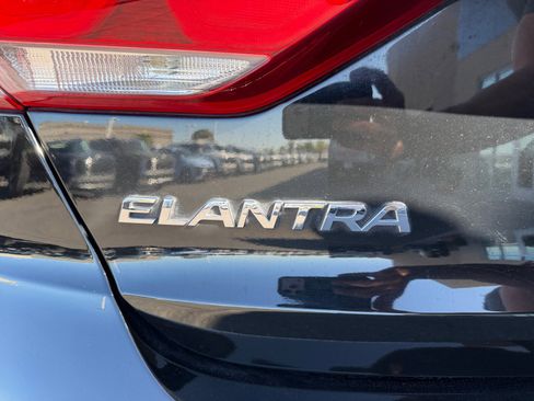 Used 2017 Hyundai Elantra SE image 24
