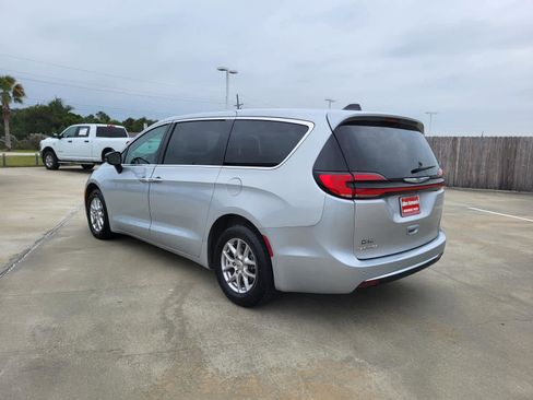 Used 2024 Chrysler Pacifica Touring-L image 3