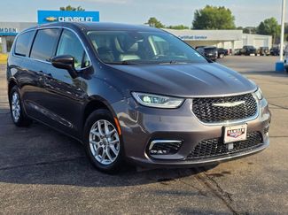 Used 2023 Chrysler Pacifica Touring-L FWD video 2