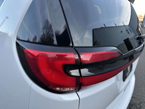 Used 2024 Chrysler Pacifica Touring-L image 8