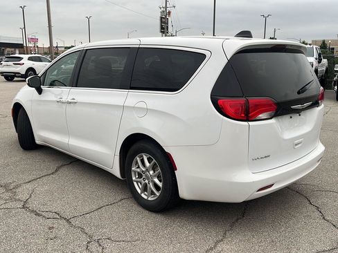 Used 2022 Chrysler Voyager LX FWD image 5