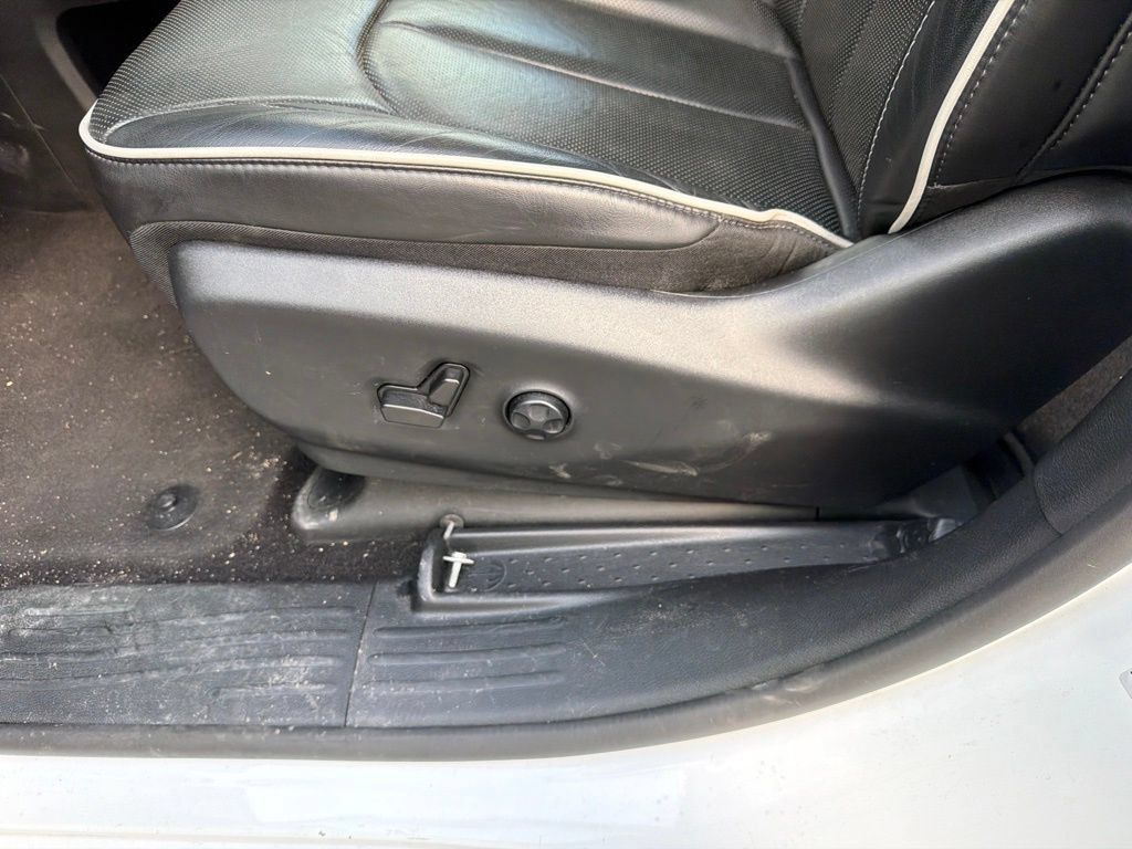 Used 2025 Chrysler Pacifica Limited FWD image 14