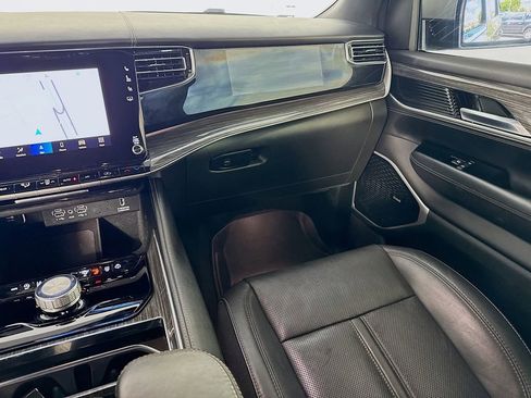 Used 2022 Jeep Wagoneer Series III w/ Premium Group I RWD image 25