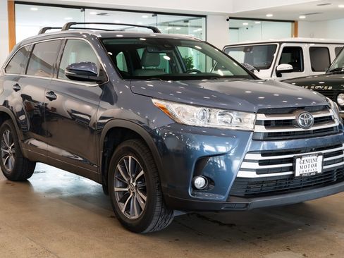 Used 2018 Toyota Highlander XLE AWD/4WD image 3