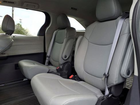 Certified 2022 Toyota Sienna XLE image 13