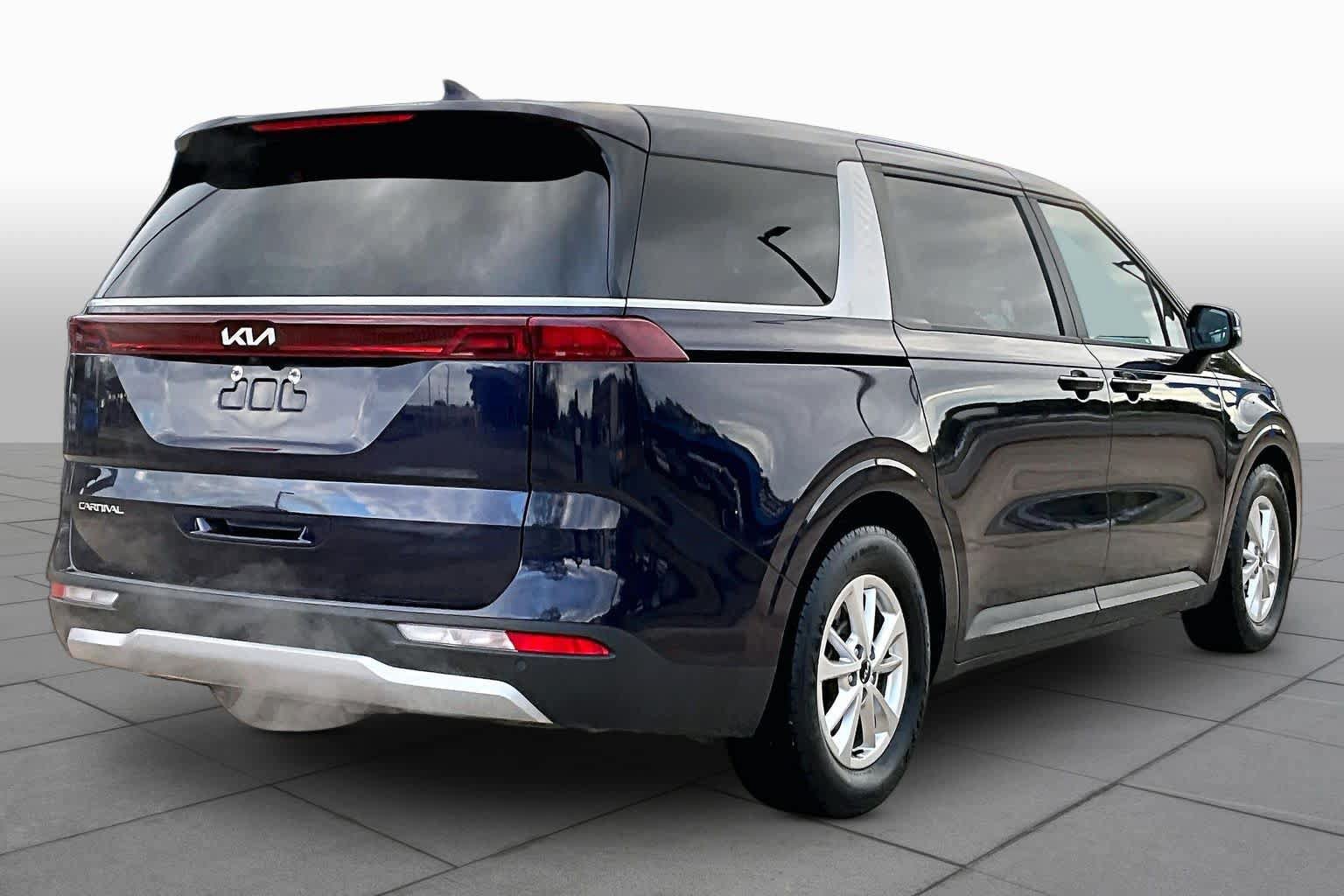 Used 2024 Kia Carnival LX FWD image 12