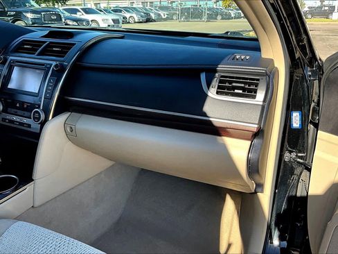 Used 2013 Toyota Camry L image 16