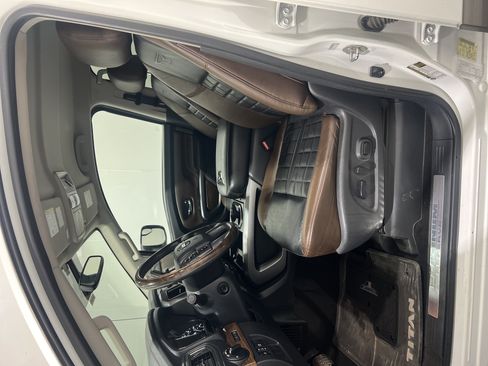 Used 2018 Nissan Titan Platinum Reserve AWD/4WD image 13