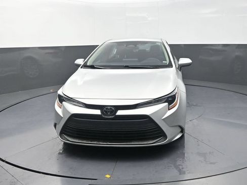 Used 2024 Toyota Corolla LE FWD image 2
