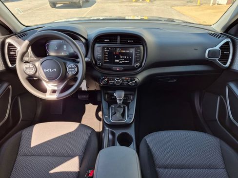 Used 2025 Kia Soul LX w/ LX Technology Package FWD image 24