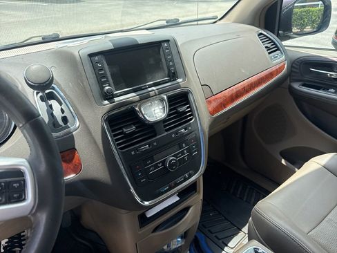 Used 2014 Chrysler Town & Country Touring-L FWD image 12