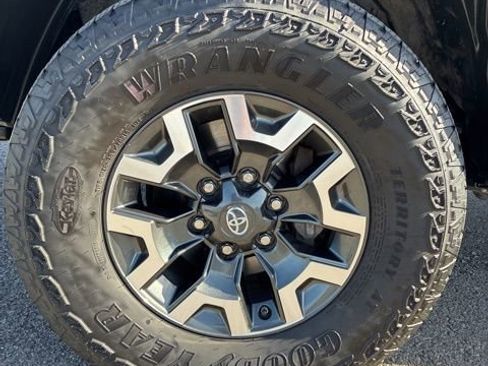 Used 2019 Toyota Tacoma TRD Off-Road image 9