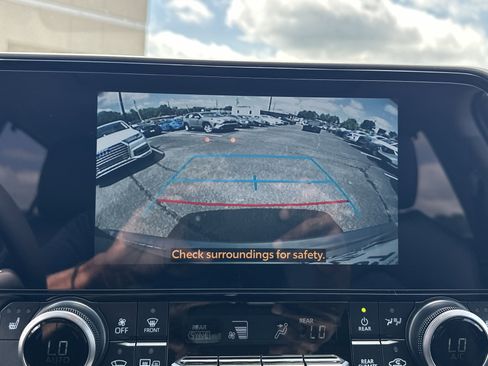 Used 2025 Toyota Highlander XLE AWD/4WD image 33