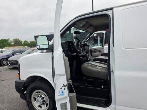 Used 2017 Chevrolet Express 2500 RWD image 22