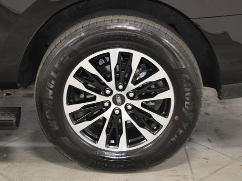 Used 2025 Ford Expedition Platinum AWD/4WD image 19