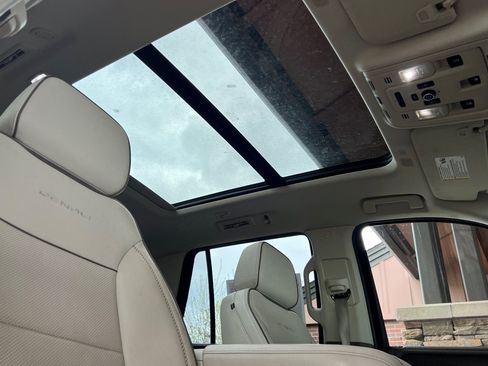 Used 2021 GMC Yukon Denali w/ Denali Premium Package image 18