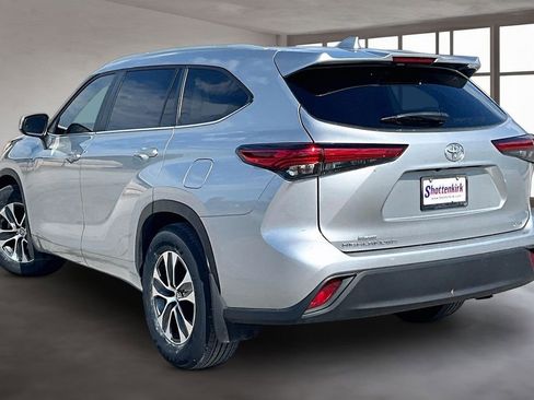 Used 2023 Toyota Highlander XLE FWD image 4
