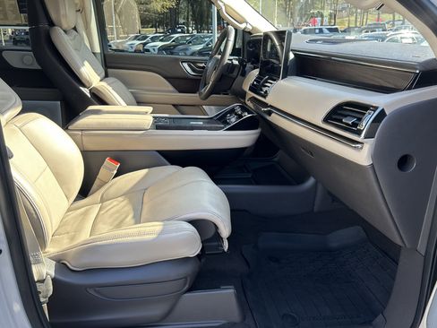 Used 2024 Lincoln Navigator Reserve image 27