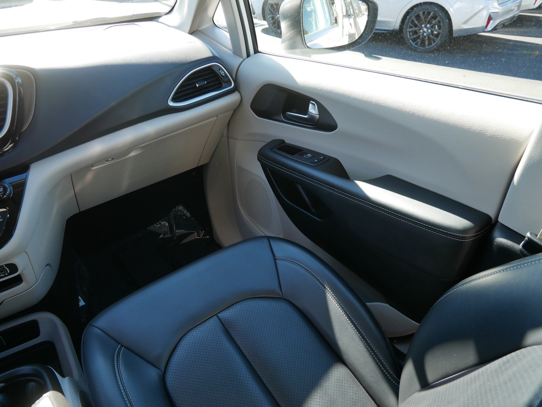 Used 2023 Chrysler Pacifica Touring-L FWD image 11