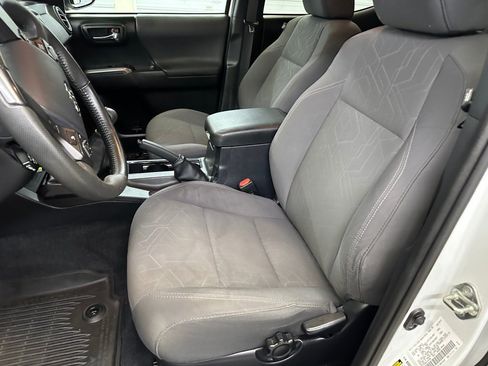 Used 2019 Toyota Tacoma TRD Sport AWD/4WD image 5